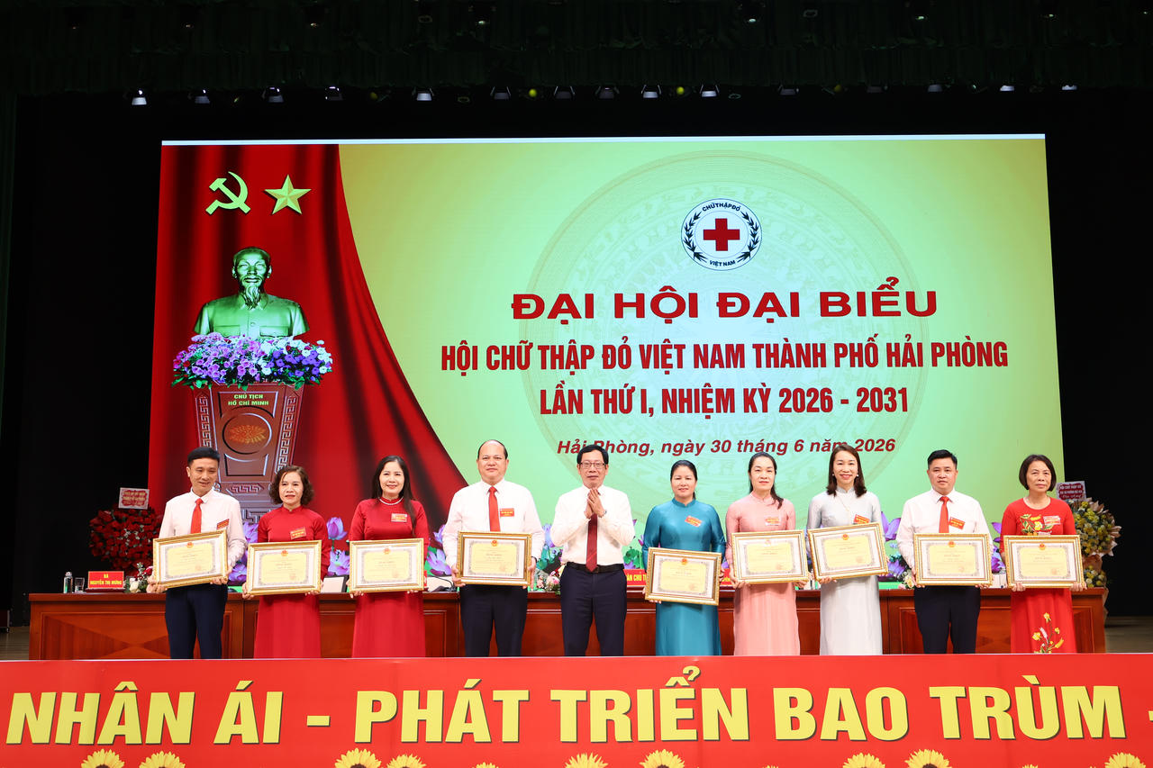 Phó Chủ tịch UBND TP Vũ Tiến Phụng trao Bằng khen của Chủ tịch UBND TP tới các tập thể, cá nhân có thành tích xuất sắc trong công tác Hội và phong trào Chữ thập đỏ.