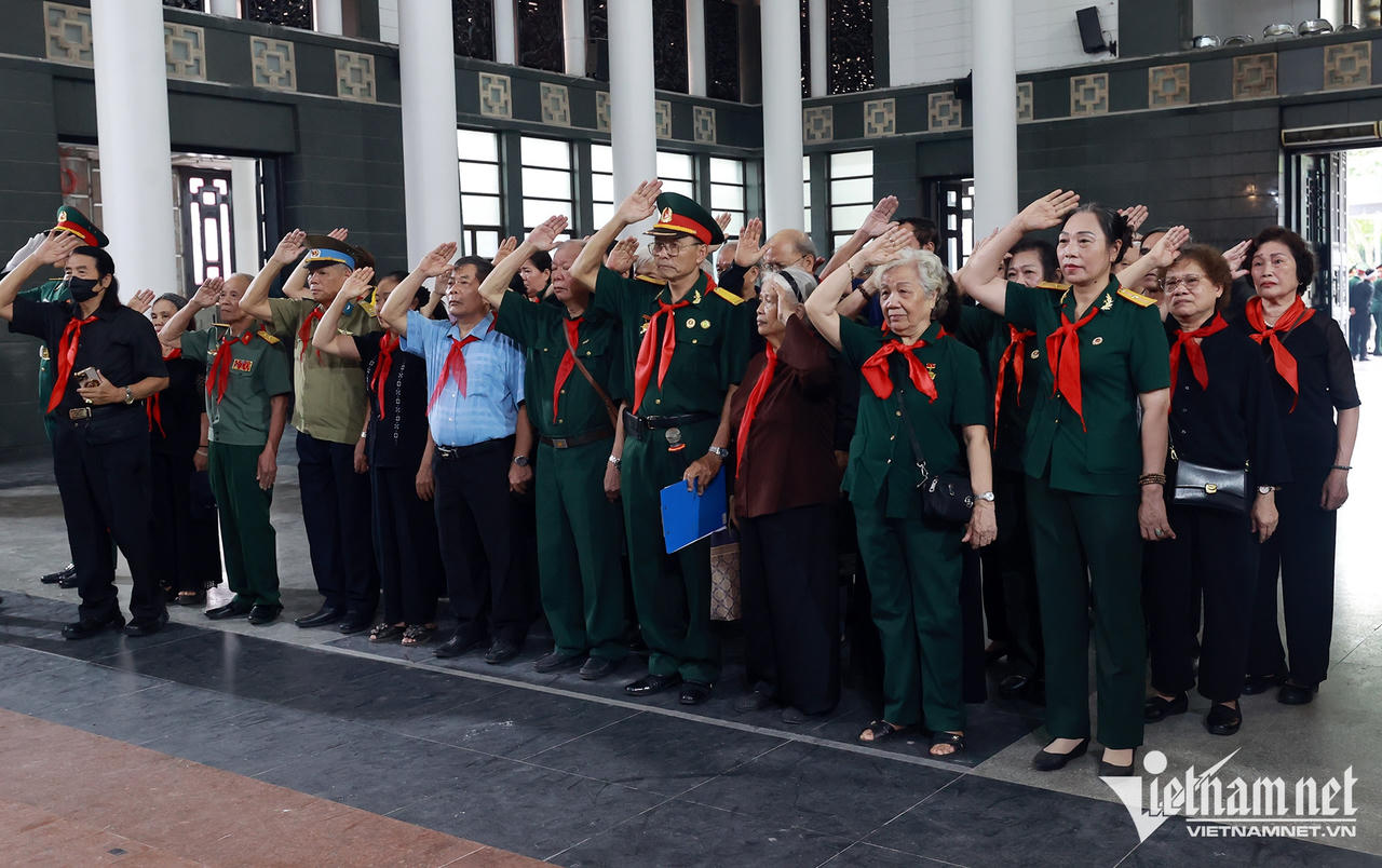 Đội Thiếu niên Tiền phong La Văn Cầu viếng Đại tá La Văn Cầu. Ảnh: VietNamNet