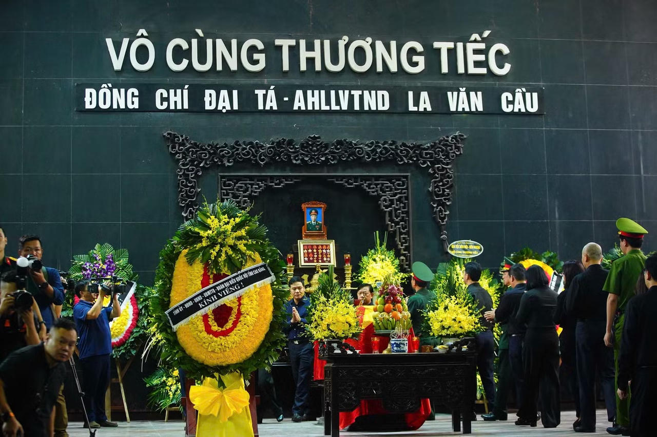 Xúc động hình ảnh đồng đội, người dân nghẹn ngào tiễn biệt Anh hùng La Văn Cầu về với đất mẹ
