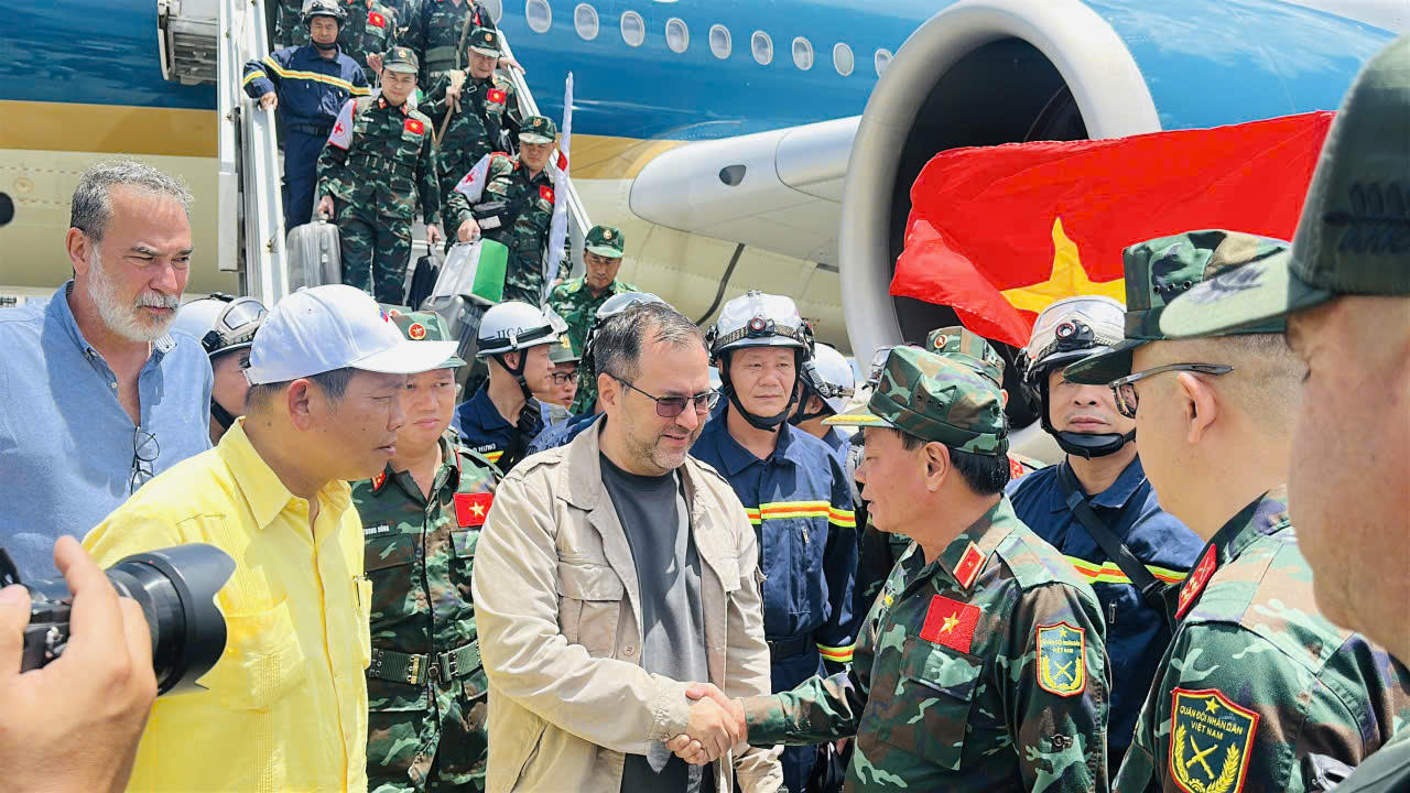 Bộ trưởng Yvan Gil Pinto bắt tay Thiếu tướng Phạm Văn Tỵ, trưởng đoàn công tác Việt Nam. 