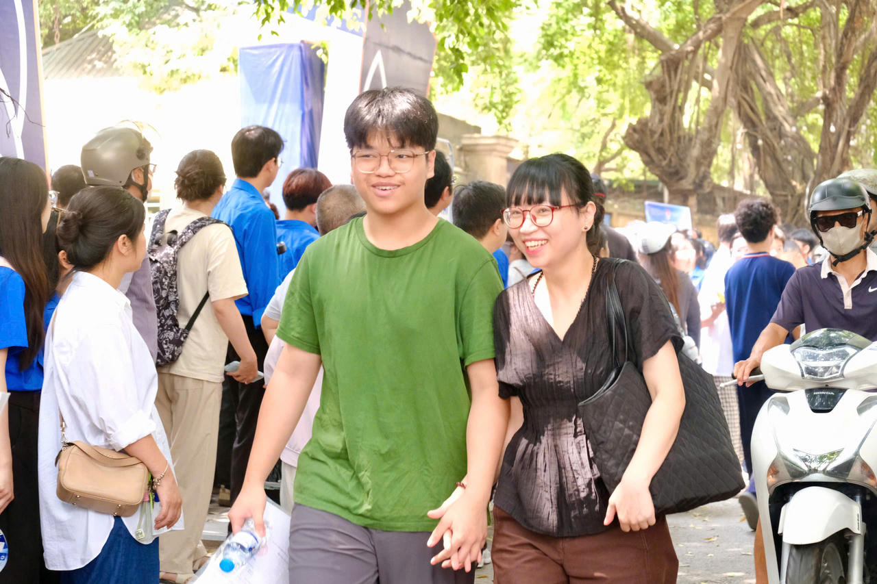 Phụ huynh và sỹ tử trước môn thi Ngữ văn. (Ảnh: PV)