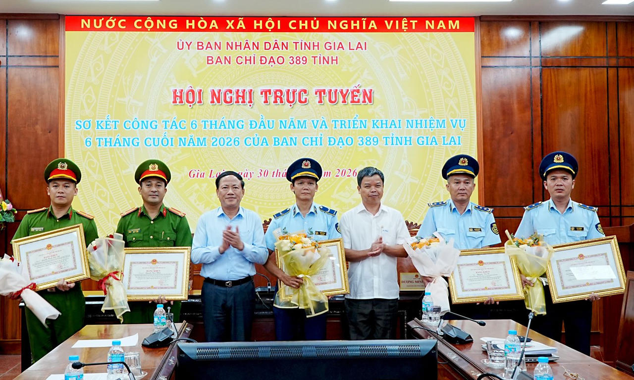 Một tập thể và 4 cá nhân nhận Bằng khen của Chủ tịch UBND tỉnh Gia Lai. (Ảnh: Kim Loan)