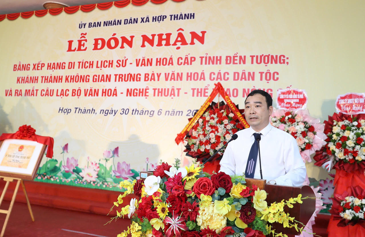 Ông Nguyễn Trọng Đoan- Phó Chủ tịch xã Hợp Thành báo cáo khai quát về lịch sử hình thành, giá trị lịch sử - văn hóa của Đền Tượng và thông tin về phạm vi các khu vực khoanh vùng bảo vệ Di tích lịch sử - văn hóa cấp tỉnh Đền Tượng 