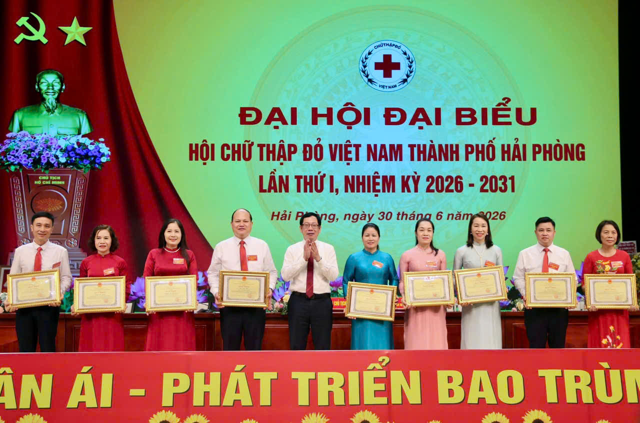 Ông Vũ Tiến Phụng, Phó Chủ tịch UBND thành phố trao Bằng khen của Chủ tịch UBND thành phố tới các tập thể, cá nhân có thành tích xuất sắc trong công tác Hội và phong trào Chữ thập đỏ 