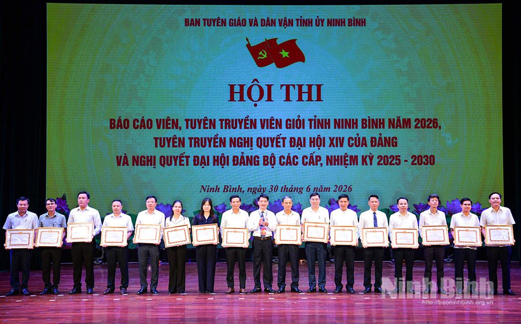 Ông Nguyễn Đức Toàn, Trưởng Ban Tuyên giáo và Dân vận Tỉnh ủy khen thưởng các đơn vị có thành tích xuất sắc trong công tác tổ chức hội thi tại cơ sở. Ảnh:&nbsp;Trần Thoan-Trường Giang