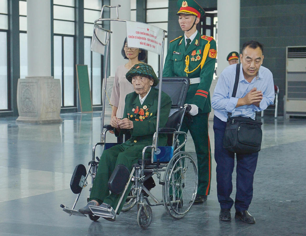 Xúc động hình ảnh đồng đội, người dân nghẹn ngào tiễn biệt Anh hùng La Văn Cầu về với đất mẹ