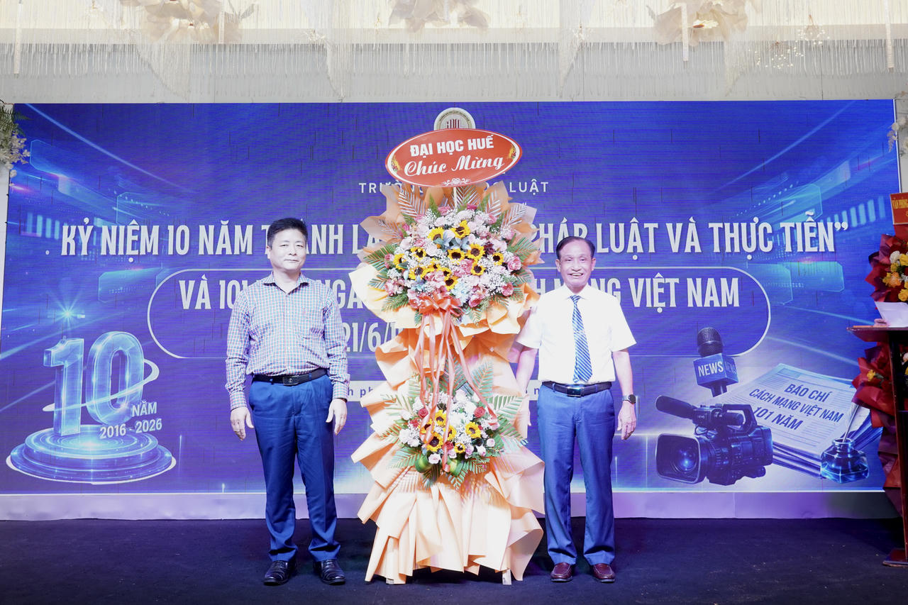 Lãnh đạo ĐH Huế tặng hoa chúc mừng lễ kỷ niệm&nbsp;