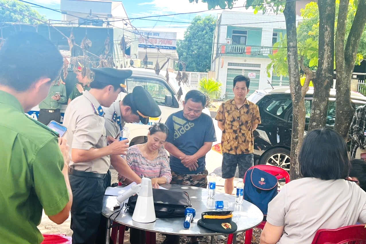 Chấp hành viên Phòng Thi hành án dân sự Khu vực 6 lập biên bản sau khi hoàn tất việc cưỡng chế, bàn giao nhà và quyền sử dụng đất cho người được thi hành án theo bản án đã có hiệu lực pháp luật.