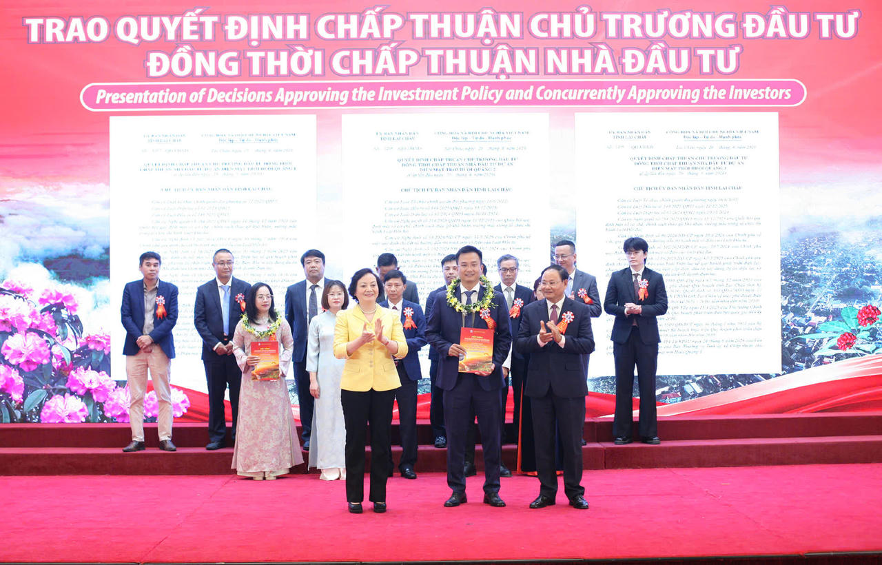 Phó Thủ tướng Phạm Thị Thanh Trà và Bí thư Tỉnh ủy Lai Châu Lê Minh Ngân trao Quyết định chấp thuận chủ trương đầu tư cho các doanh nghiệp, nhà đầu tư.