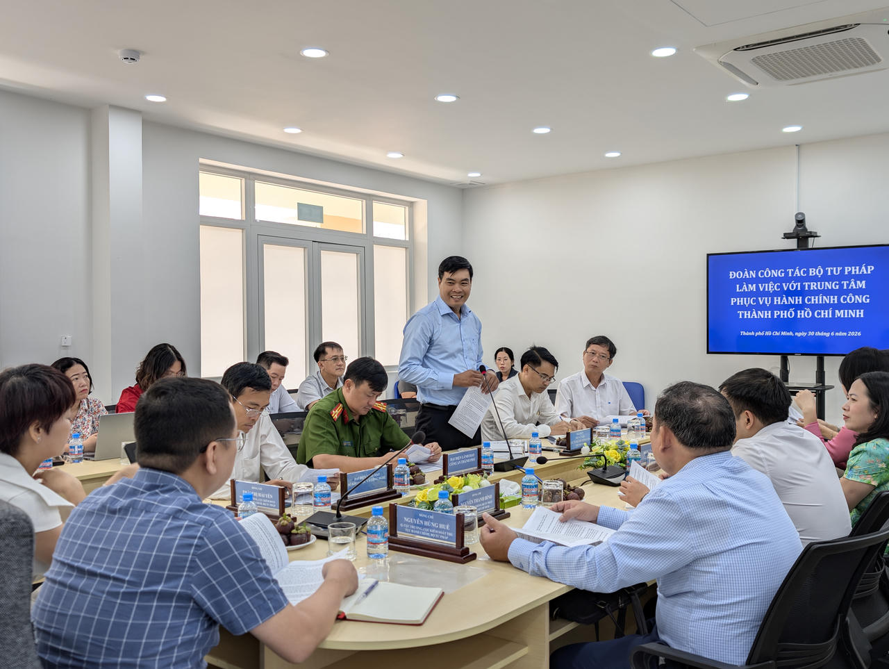 Ông Nguyễn Tuấn Anh, Giám đốc Trung tâm Phục vụ hành chính công Thành phố báo cáo các hoạt động của đơn vị.