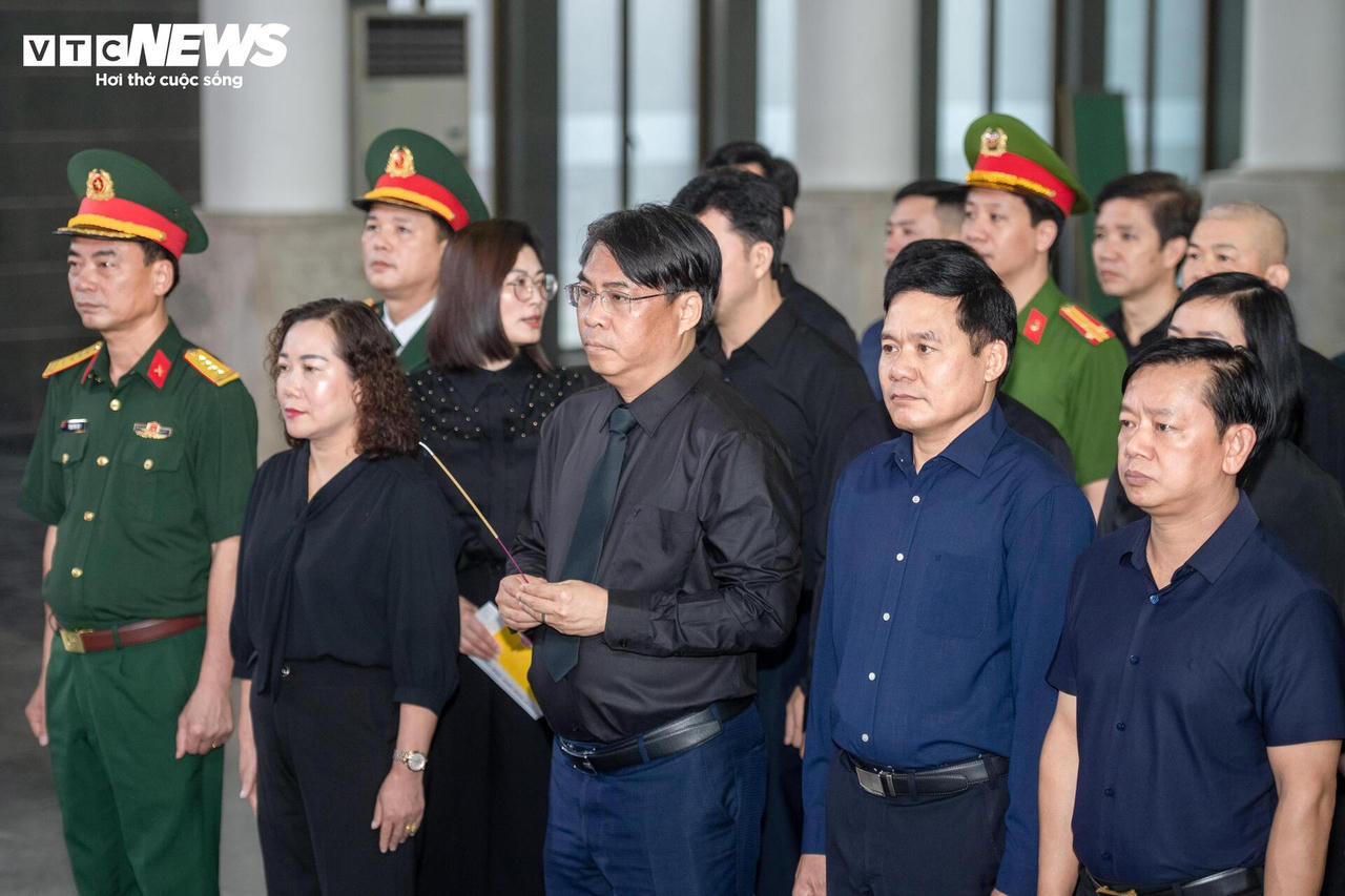 Đoàn đại biểu Tỉnh ủy, HĐND, UBND, Ủy ban MTTQ Việt Nam tỉnh Cao Bằng do Ủy viên Trung ương Đảng, Bí thư Tỉnh ủy, Chủ tịch HĐND tỉnh Phan Thăng An làm trưởng đoàn đến viếng, dâng hương, tưởng niệm Anh hùng Lực lượng vũ trang Nhân dân La Văn Cầu. (Ảnh: VTCNews).