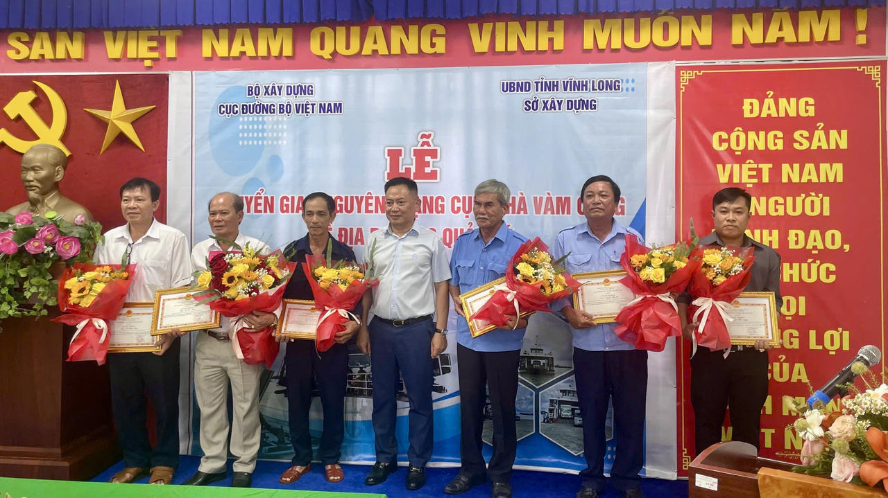 Ban tổ chức đã biểu dương, khen thưởng các tập thể và cá nhân&nbsp;có thành tích xuất sắc trong quá trình thực hiện nhiệm vụ