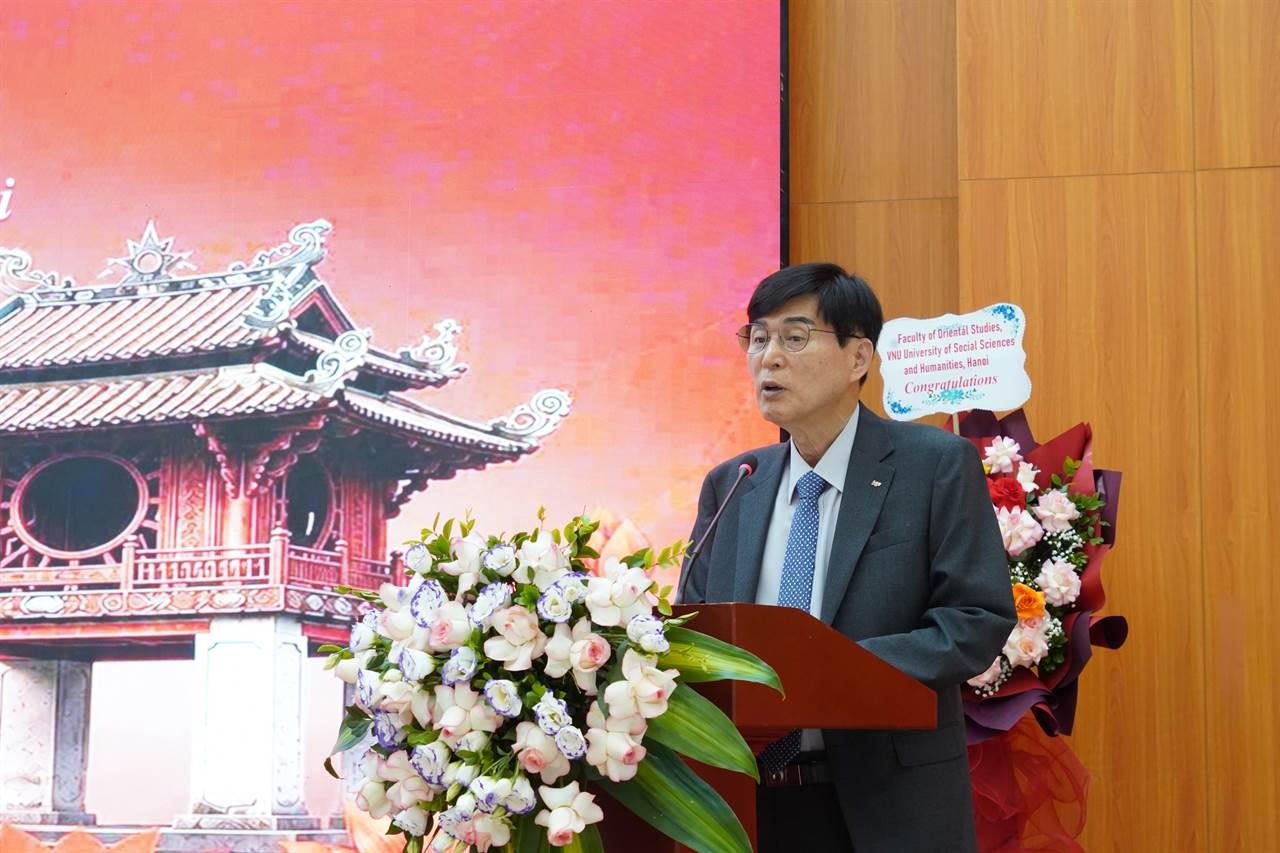 GS.TS. Song Guido, Chủ tịch Quỹ Giao lưu Quốc tế Hàn Quốc phát biểu khai mạc