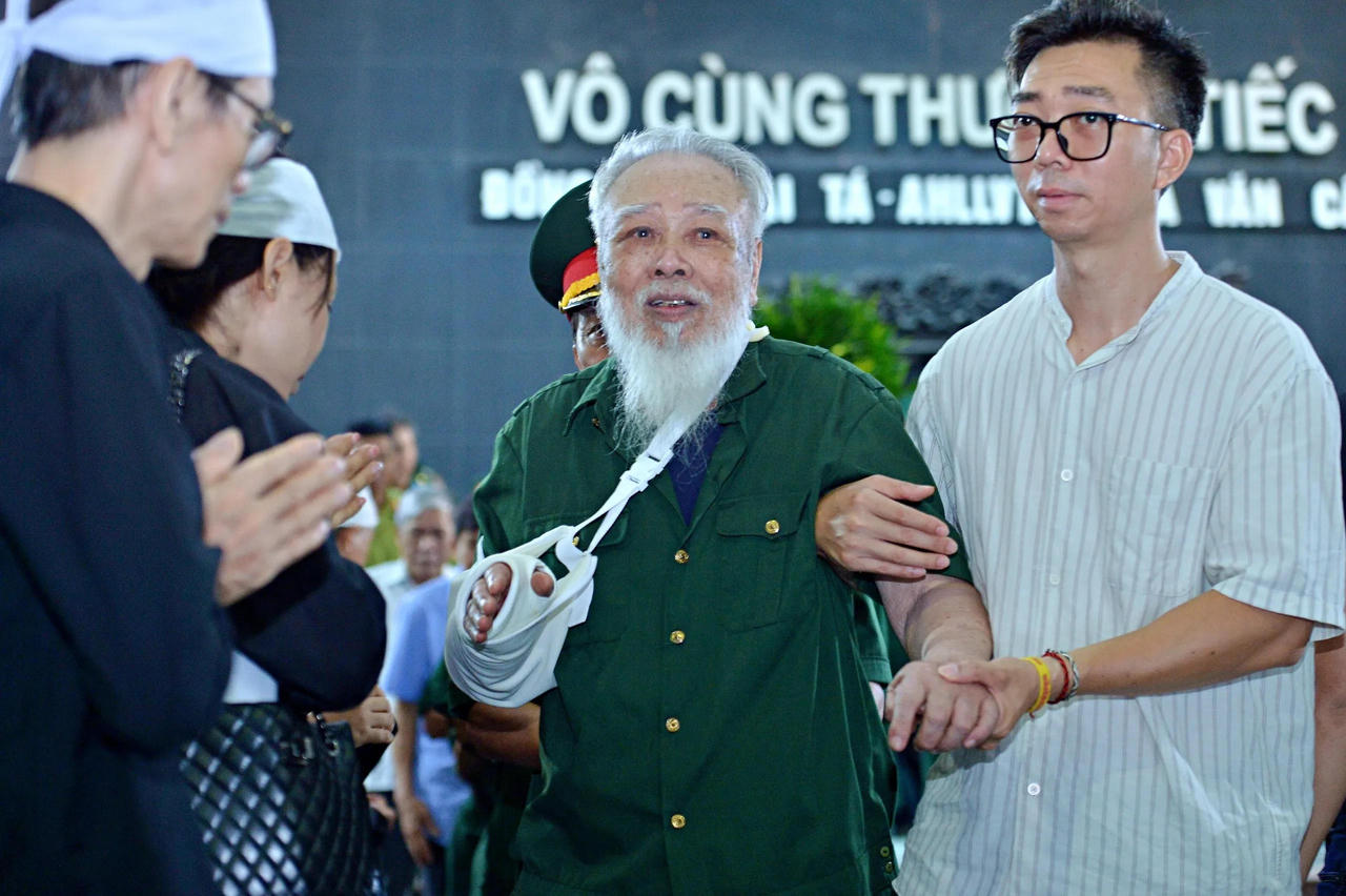 Xúc động hình ảnh đồng đội, người dân nghẹn ngào tiễn biệt Anh hùng La Văn Cầu về với đất mẹ