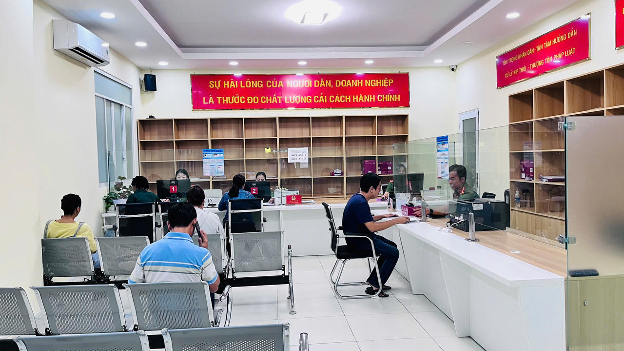 Nhờ khai qua cổng Thông tin điện tử Chính phủ và nộp hồ sơ qua đường Bưu chính nên giảm tải được số lượng người đến nộp hồ sơ trực tiếp tại Phòng Hồ sơ Nghiệp vụ Công an Thành phố Hồ Chí Minh.