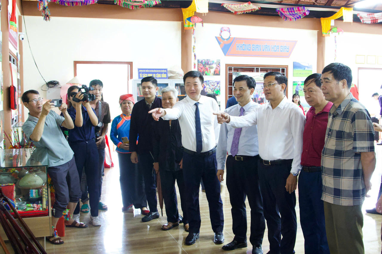 Các đại biểu tham quan&nbsp;Không gian trưng bày văn hóa các dân tộc xã Họp Thành 