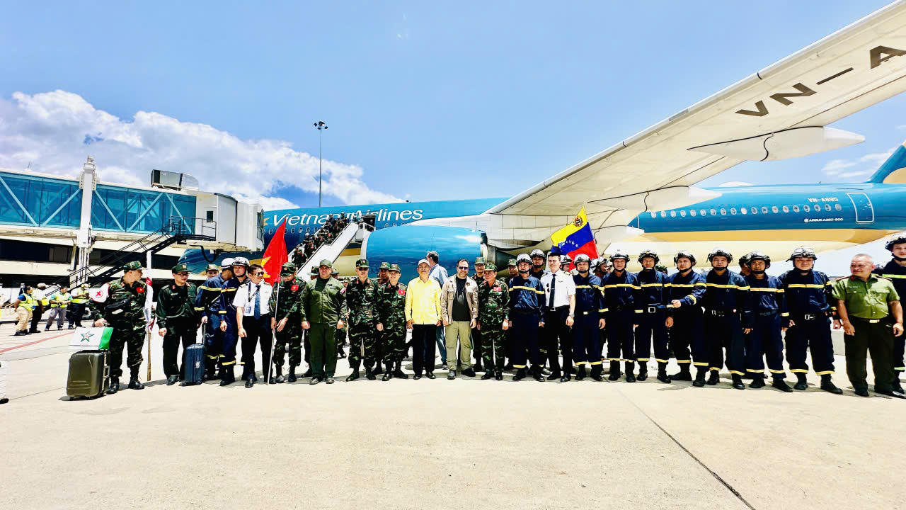 Các thành viên Đoàn cứu hộ, cứu nạn Việt Nam tại sân bay.