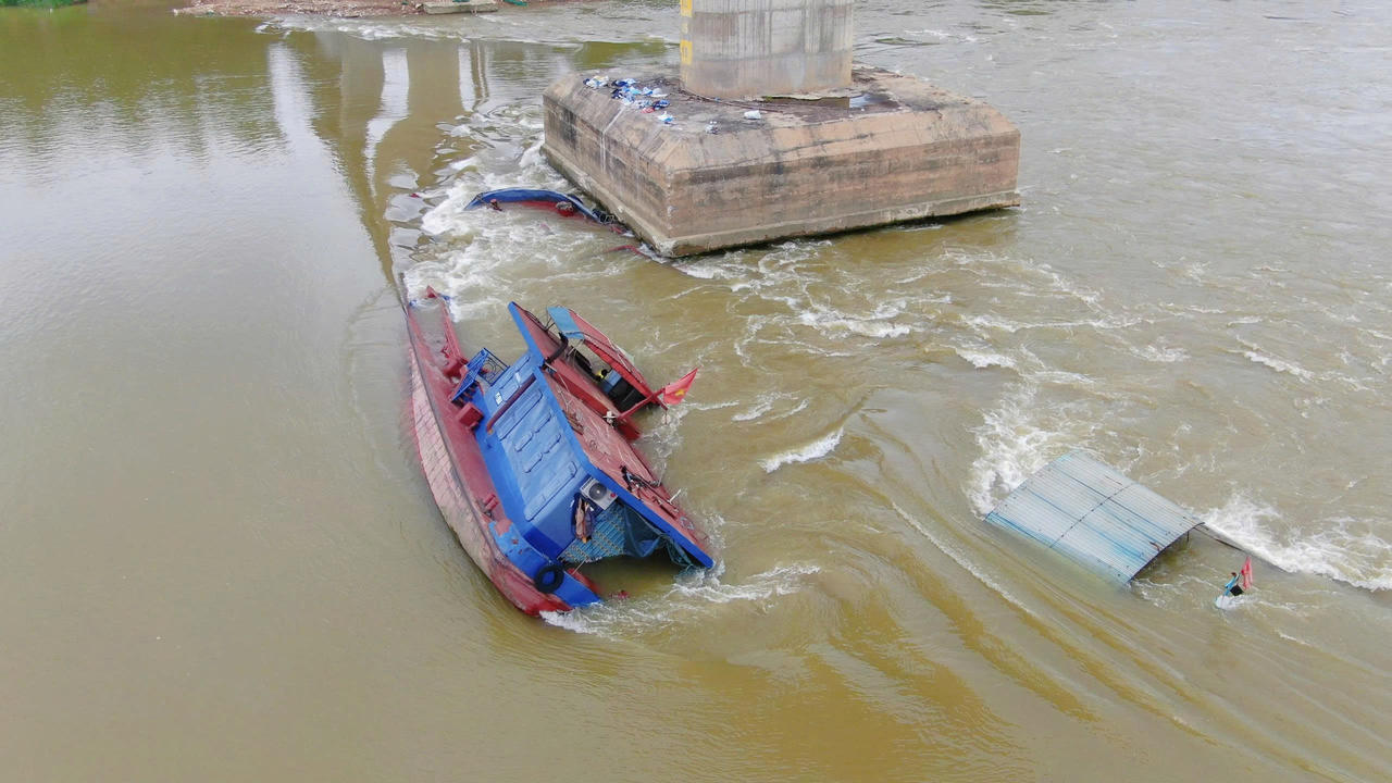 Sở Xây dựng Phú Thọ thông tin liên quan vụ tàu chìm tại cầu Sông Lô