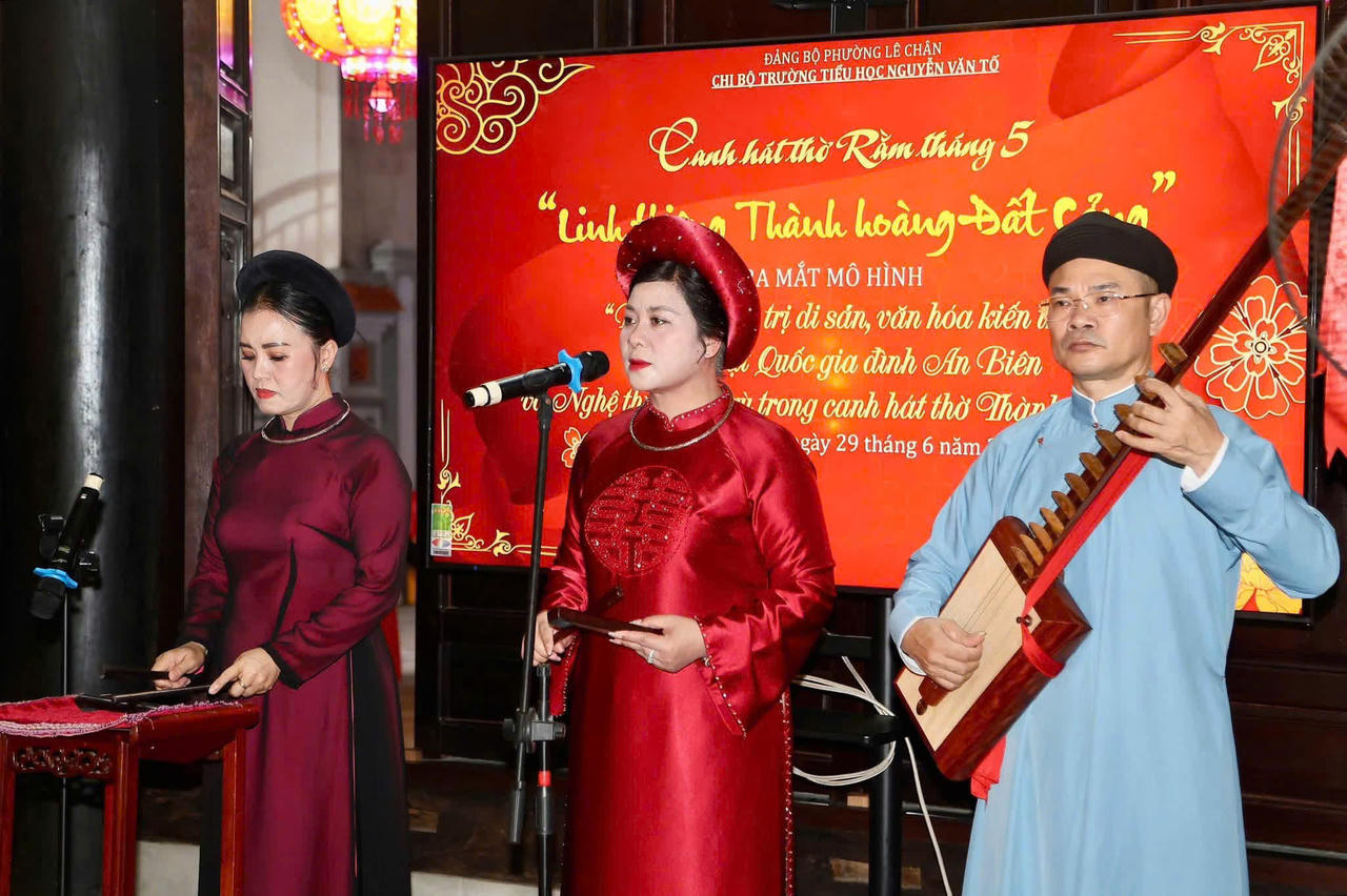 Nghệ nhân, ca nương biểu diễn Ca trù trong không gian cổ kính của Đình An Biên.