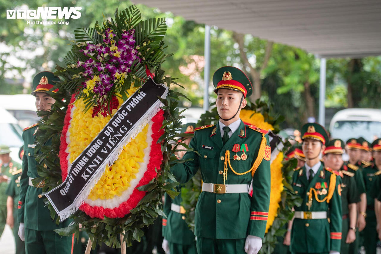 Xúc động hình ảnh đồng đội, người dân nghẹn ngào tiễn biệt Anh hùng La Văn Cầu về với đất mẹ