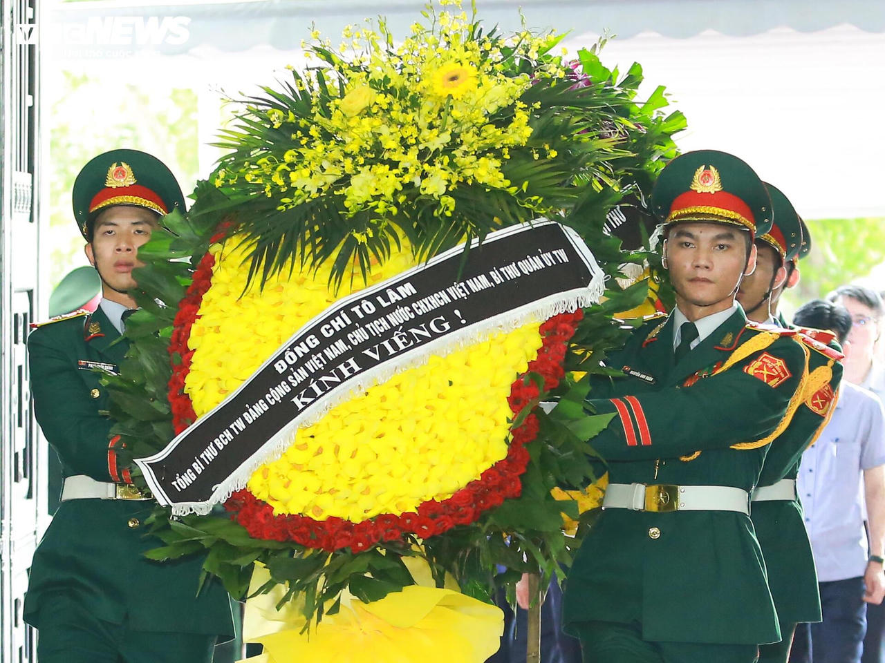 Tổng Bí thư, Chủ tịch nước Tô Lâm gửi vòng hoa kính viếng Đại tá, Anh hùng Lực lượng vũ trang Nhân dân La Văn Cầu. (Ảnh: VTCNews).