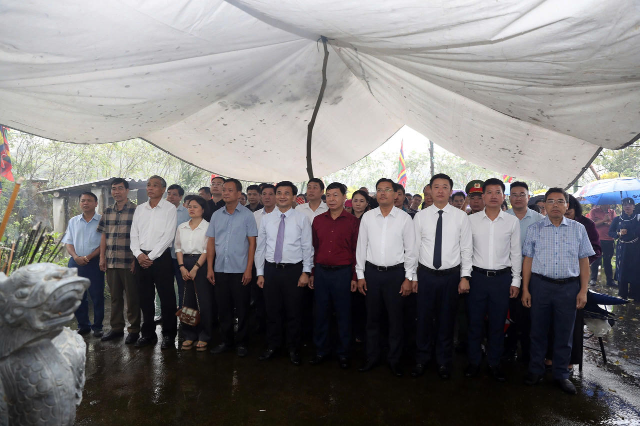 Các đại biểu dâng hương tại Đền Tượng