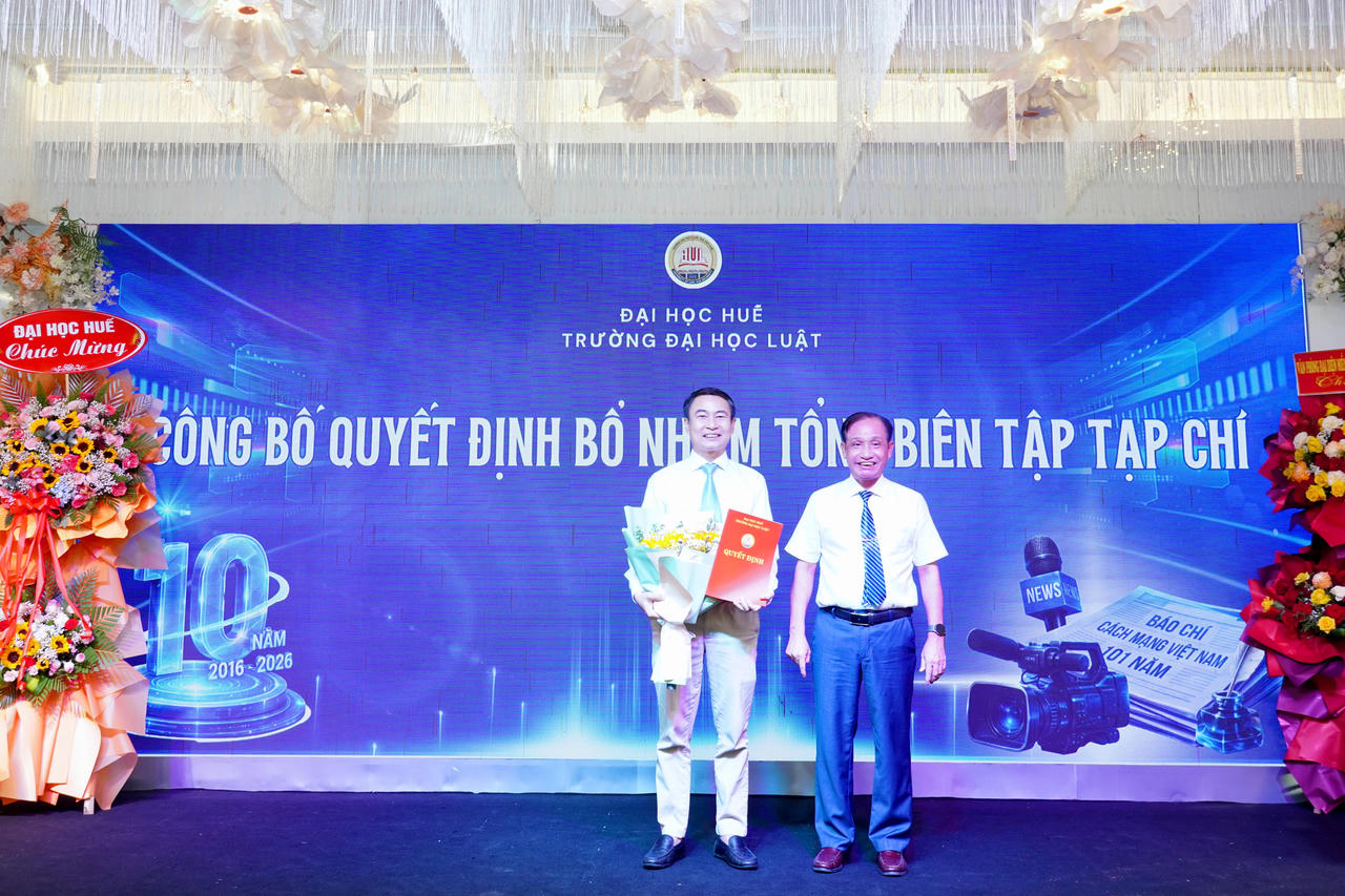 PGS.TS. Đoàn Đức Lương, Hiệu trưởng trường ĐH Luật, ĐH Huế trao quyết định bổ nhiệm Tổng biên tập Tạp chí Pháp luật và Thực tiễn&nbsp;&nbsp;
