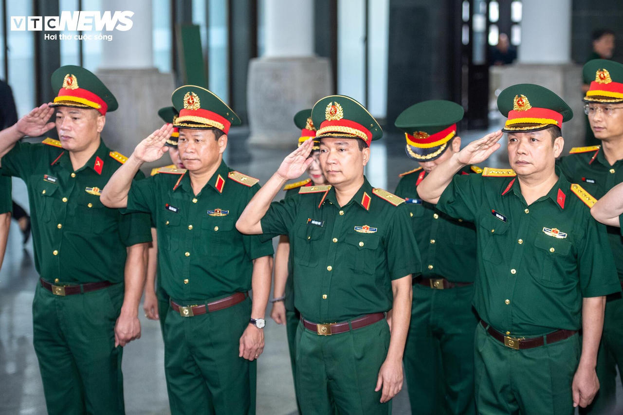 Xúc động hình ảnh đồng đội, người dân nghẹn ngào tiễn biệt Anh hùng La Văn Cầu về với đất mẹ