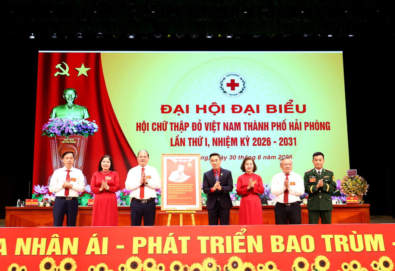 Ông Nguyễn Hải Anh, Phó Chủ tịch, Tổng Thư ký Trung ương Hội Chữ thập đỏ Việt Nam tặng quà chúc mừng Đại hội.