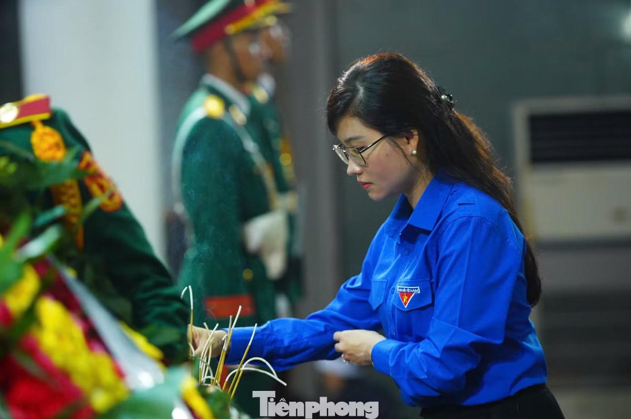Xúc động hình ảnh đồng đội, người dân nghẹn ngào tiễn biệt Anh hùng La Văn Cầu về với đất mẹ