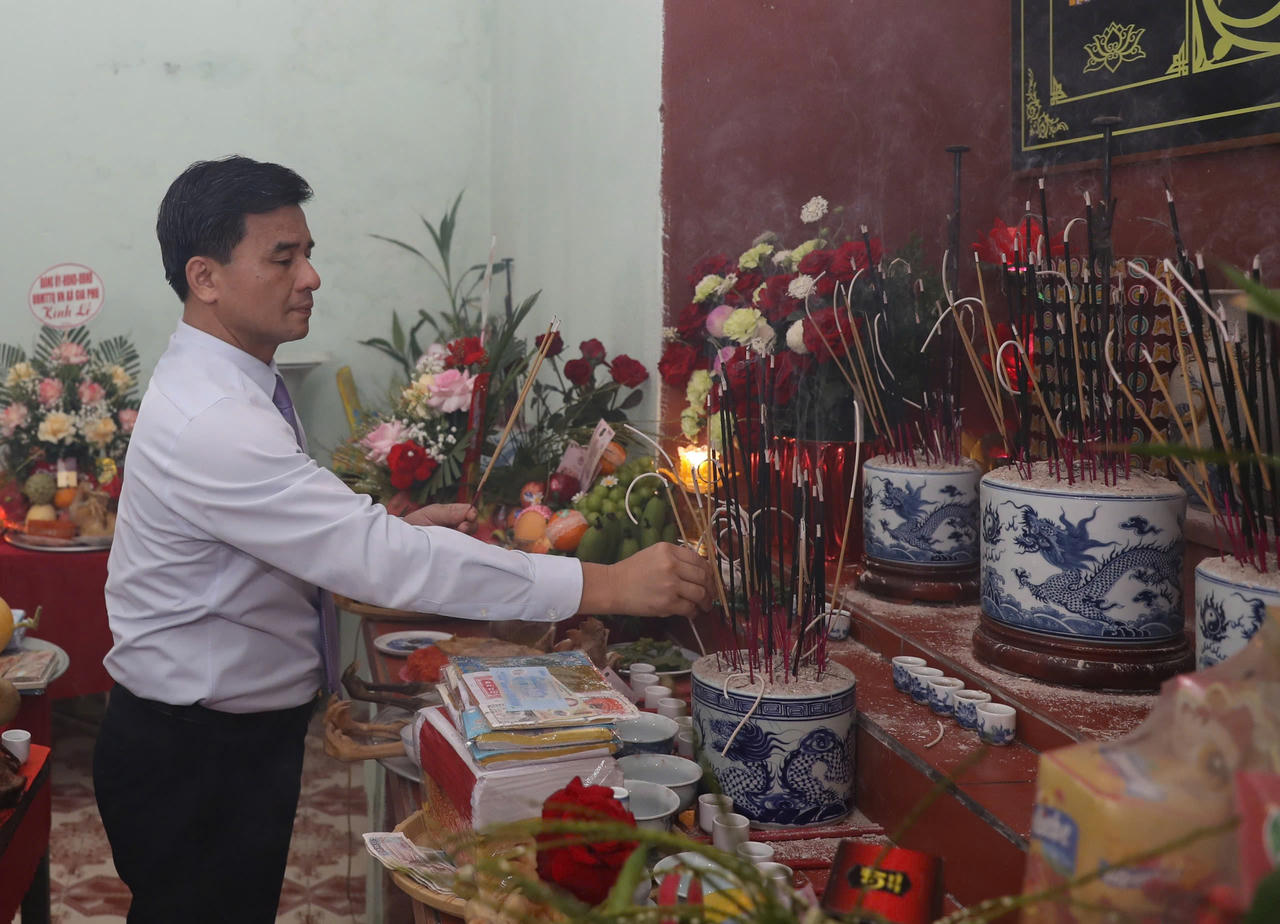 Ông Đoàn Ngọc Tuyến - Bí thư Đảng ủy xã Hợp Thành dâng hương tại Đền Tượng