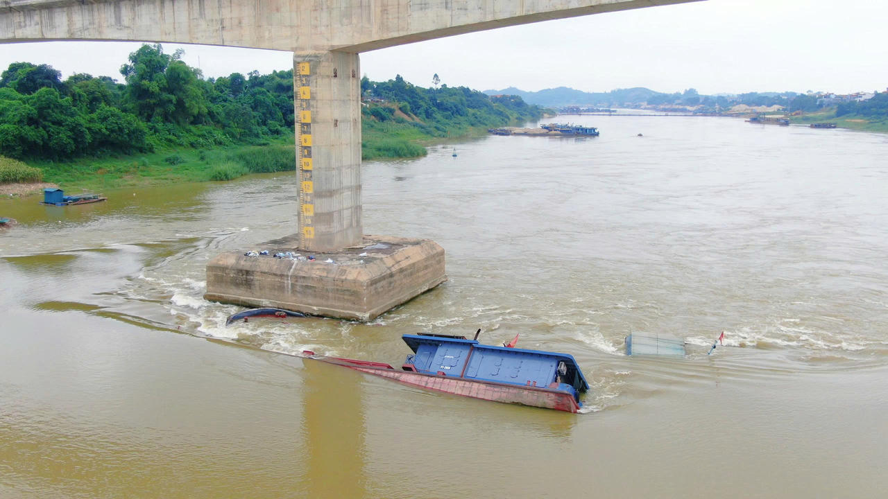 Tiến hành trục vớt 2 tàu chìm tại cầu Sông Lô