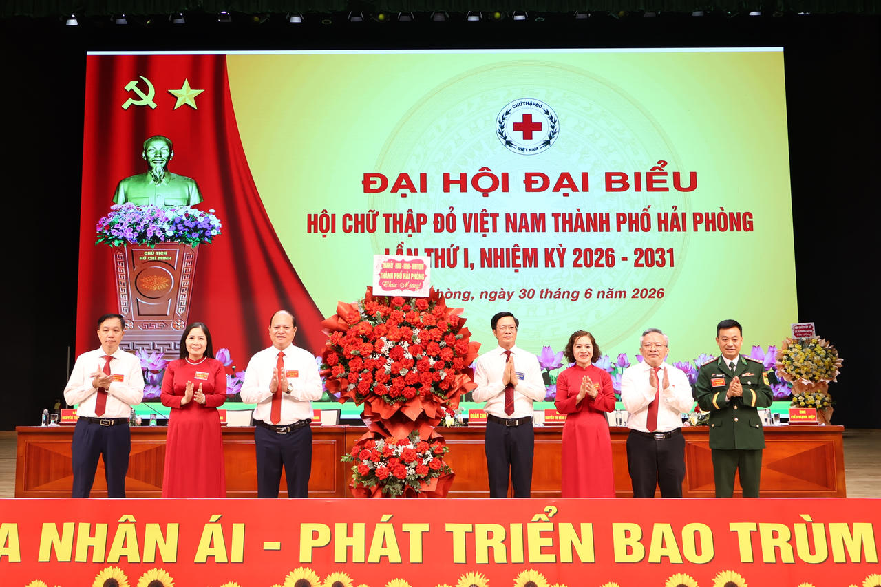 Chủ tịch Uỷ ban MTTQ Việt Nam TP Phạm Văn Lập tặng hoa chúc mừng Đại hội.
