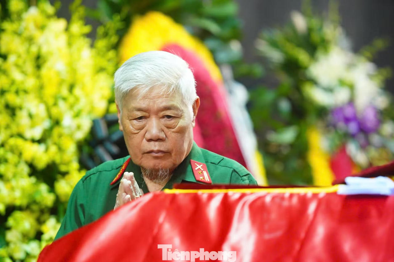 Xúc động hình ảnh đồng đội, người dân nghẹn ngào tiễn biệt Anh hùng La Văn Cầu về với đất mẹ