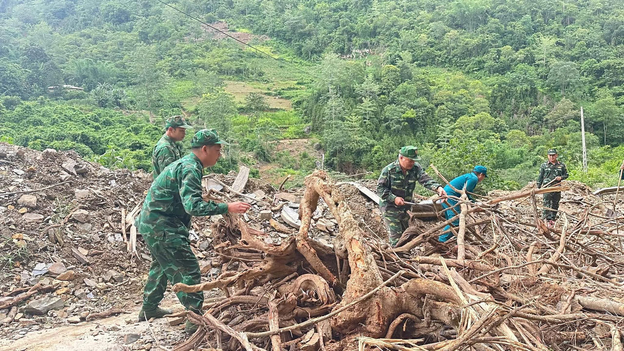 BĐBP Đồn Cô Ba chung tay khắc phục hậu quả sạt lở đất trên địa bàn. (Ảnh: PV)