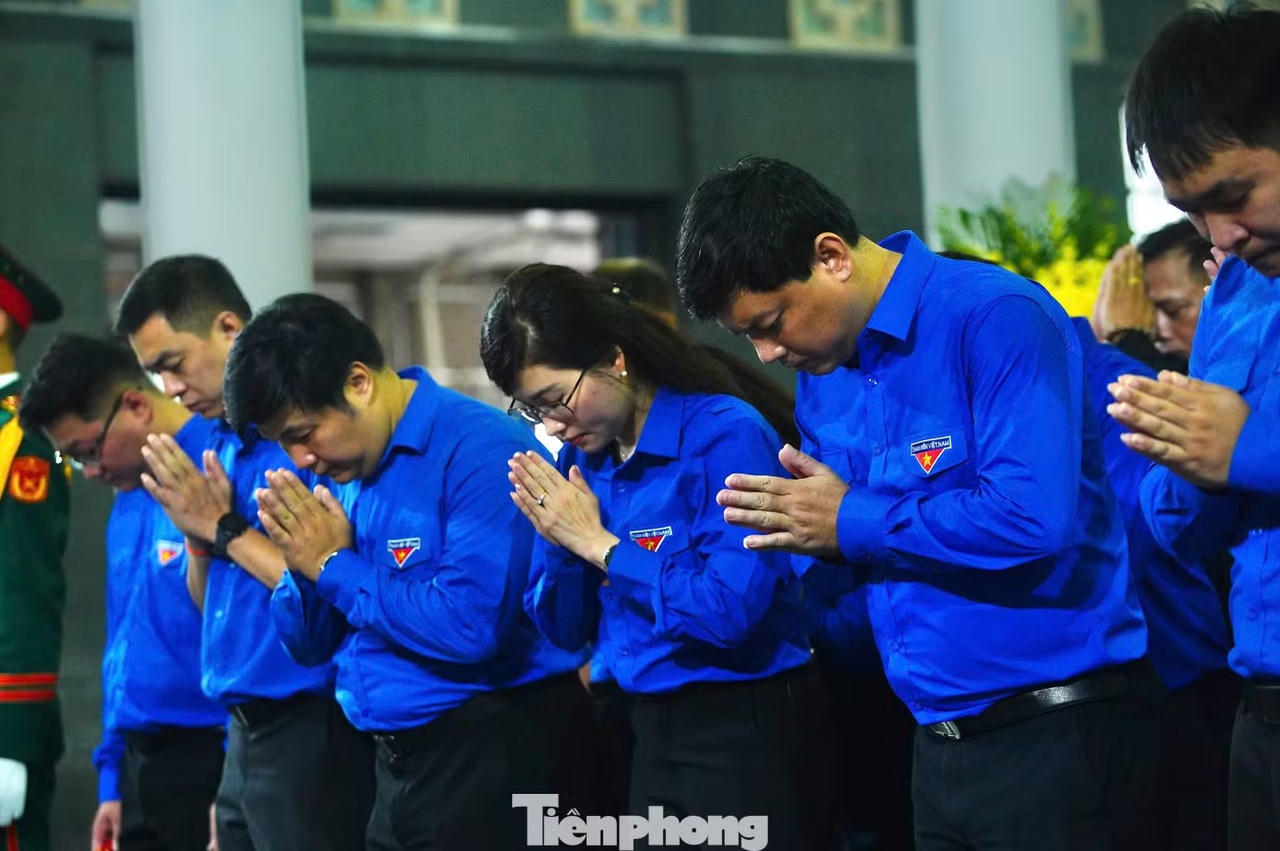 Xúc động hình ảnh đồng đội, người dân nghẹn ngào tiễn biệt Anh hùng La Văn Cầu về với đất mẹ