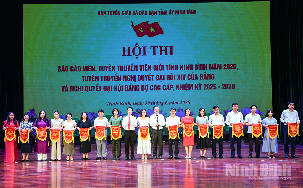 Ban Tổ chức Hội thi tặng cờ lưu niệm cho các đơn vị tham gia vòng chung khảo Hội thi.Ảnh: Trần Thoan-Trường Giang