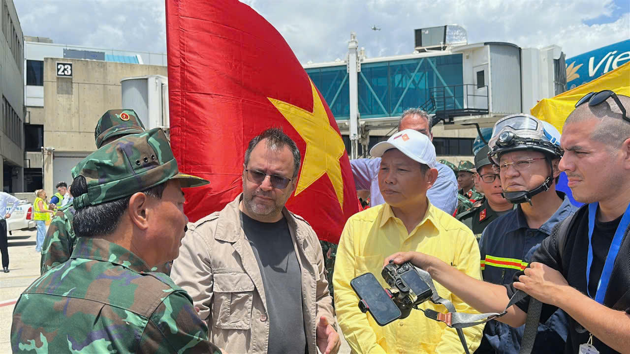 Bộ trưởng Ngoại giao Venezuela Yvan Gil Pinto cùng Đại sứ Việt Nam tại Venezuela Vũ Trung Mỹ đón đoàn tại sân bay. 