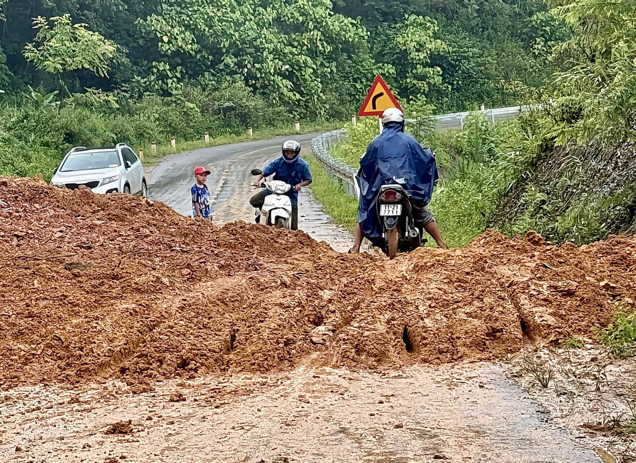 Đường đi Thông Nông theo hướng đèo Mã Quỷnh bị sạt lở, gây khó khăn cho người và phương tiện tham gia giao thông. (Ảnh: PV)
