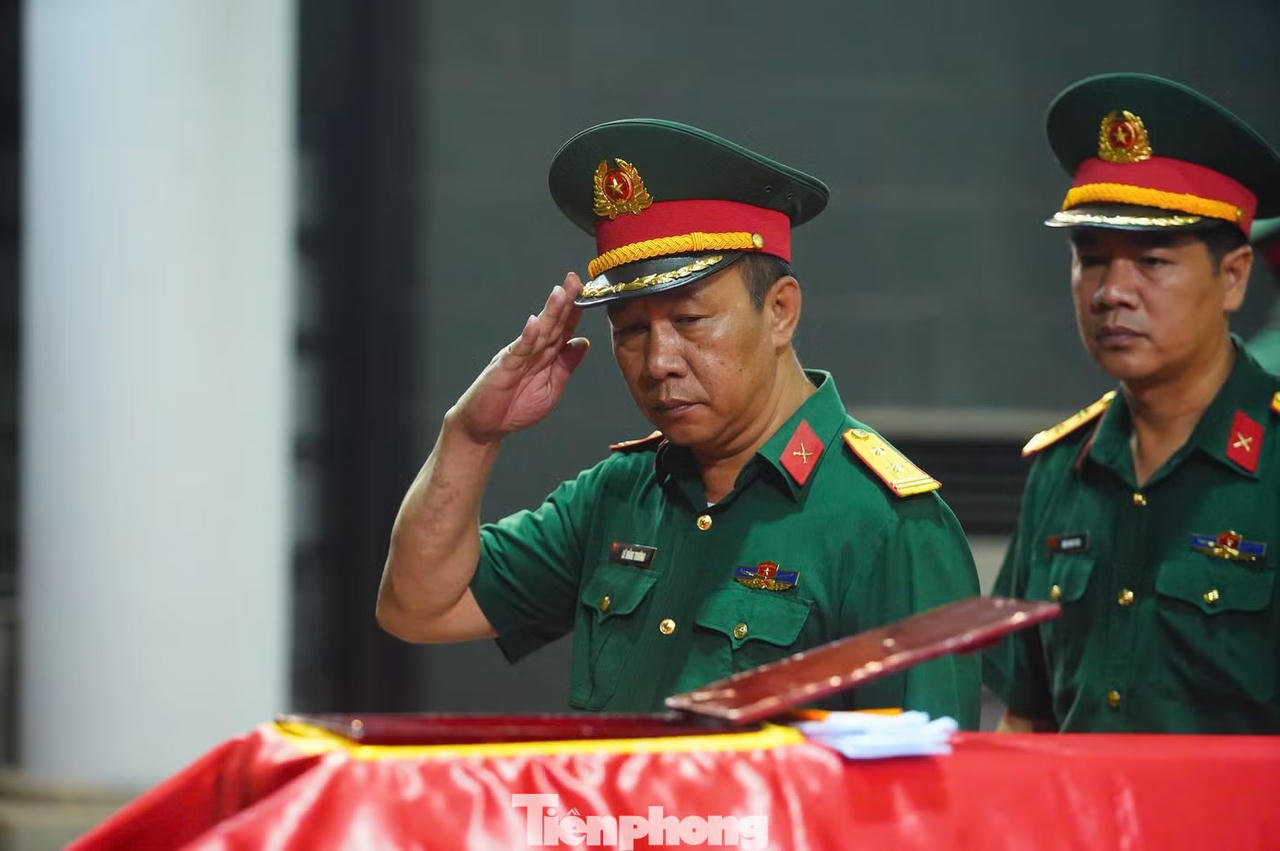 Xúc động hình ảnh đồng đội, người dân nghẹn ngào tiễn biệt Anh hùng La Văn Cầu về với đất mẹ