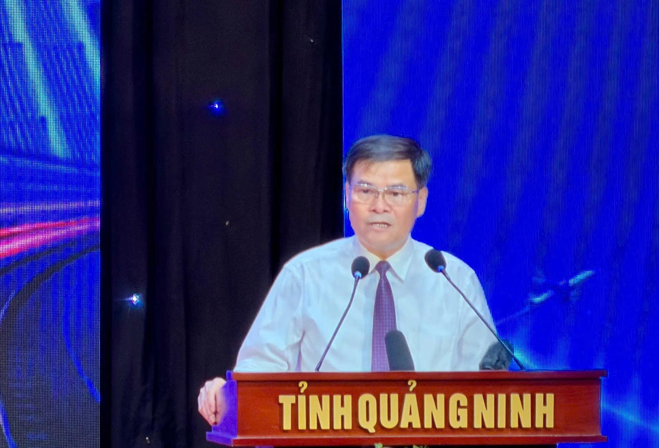Ông Bùi Văn Khắng - Phó Bí thư Tỉnh ủy, Chủ tịch UBND tỉnh Quảng Ninh phát biểu tại hội nghị.