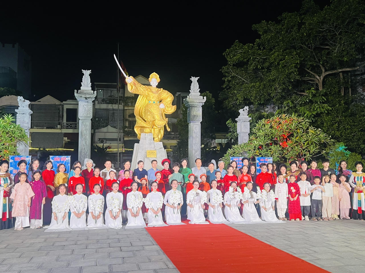Đại biểu và các em học sinh chụp ảnh lưu niệm, khép lại chương trình nghệ thuật di sản “Linh thiêng Thành hoàng Đất Cảng”.