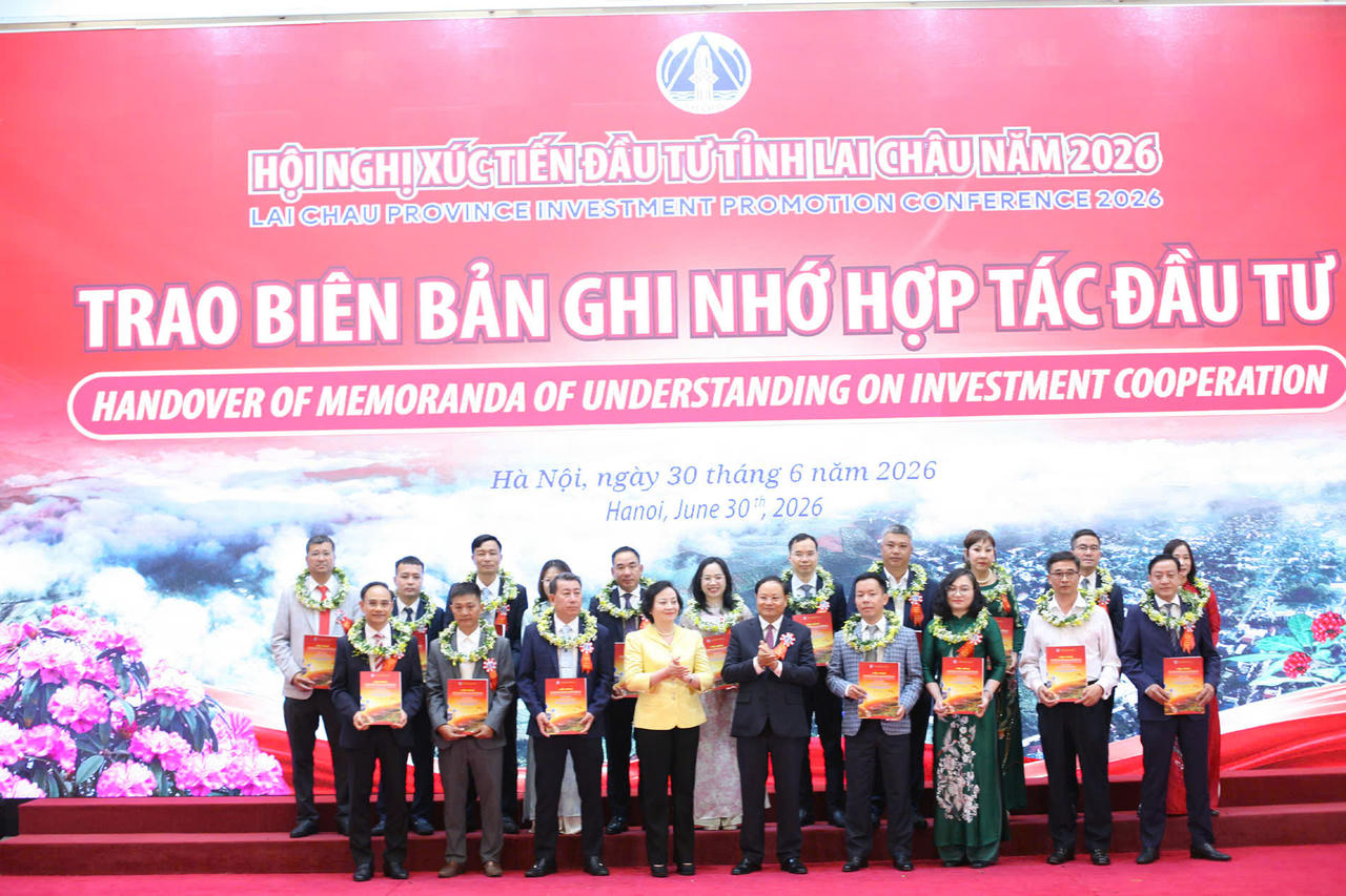 Phó Thủ tướng Phạm Thị Thanh Trà và Bí thư Tỉnh ủy Lai Châu Lê Minh Ngân trao Biên bản ghi nhớ hợp tác đầu tư.