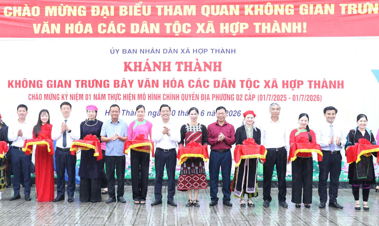 Các đại biểu cắt băng khánh thành Không gian trưng bày văn hóa các dân tộc xã Họp Thành