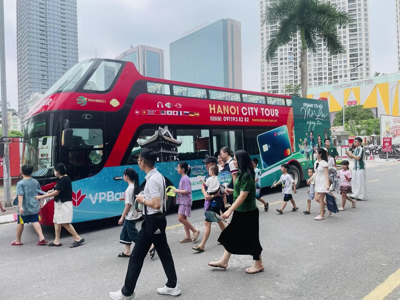 'VPBank tới rồi, mở 'lời' ngay thôi': Sôi động hành trình đưa trải nghiệm tài chính đến gần khách hàng
