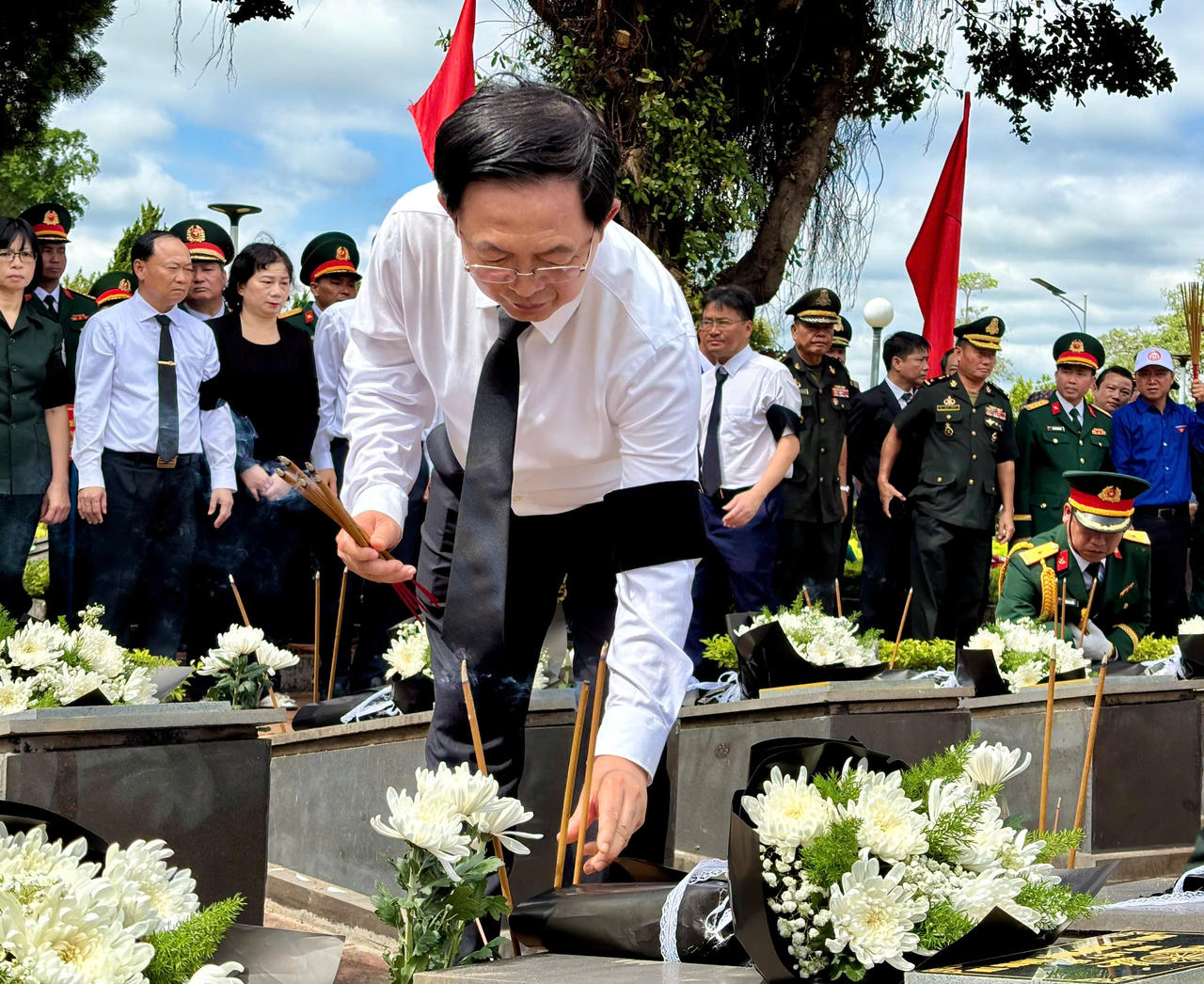 Phó Thủ tướng Chính phủ Hồ Quốc Dũng thắp nén nhang tri ân các anh hùng liệt sĩ tại Nghĩa trang Liệt sĩ Đức Cơ. (Ảnh: NM)