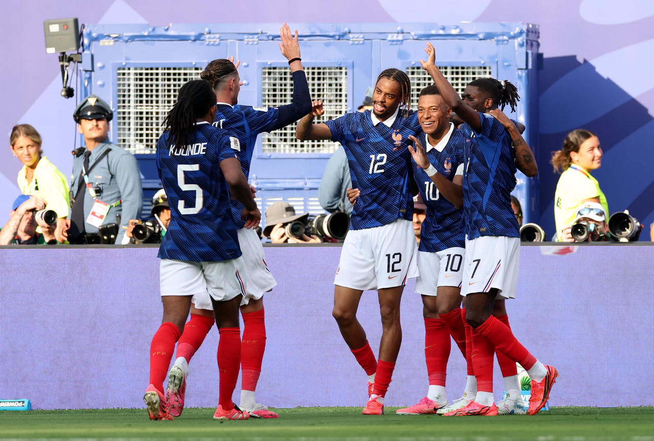 Mexico vẫn sạch lưới, Mbappe thiết lập kỷ lục
