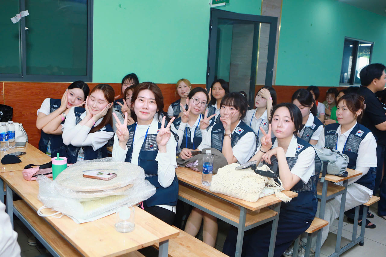 Niềm vui của các bạn sinh viên Trường Đại học Nữ Kyung-In khi tham dự chương trình