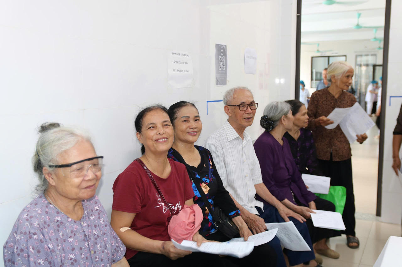 Niềm vui của người cao tuổi trong ngày đầu khám sức khỏe. Ảnh: Sở Y tế Hà Nội