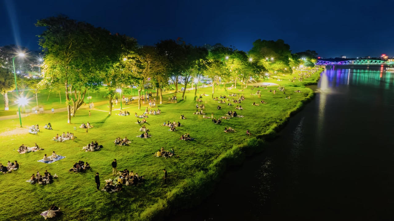 Không chỉ nhộn nhịp vào buổi chiều, không gian ven sông Hương vẫn thu hút đông đảo người dân, du khách khi đêm xuống.